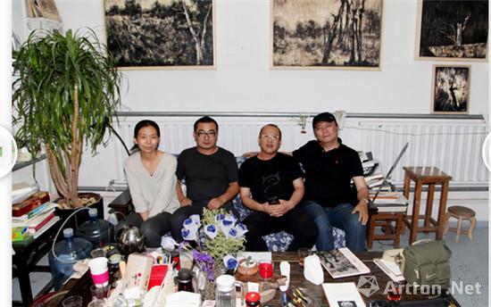 左二为艺术家邱飞,左三为本文作者顾群业 左二为艺术家邱飞,左三为本文作者顾群业
